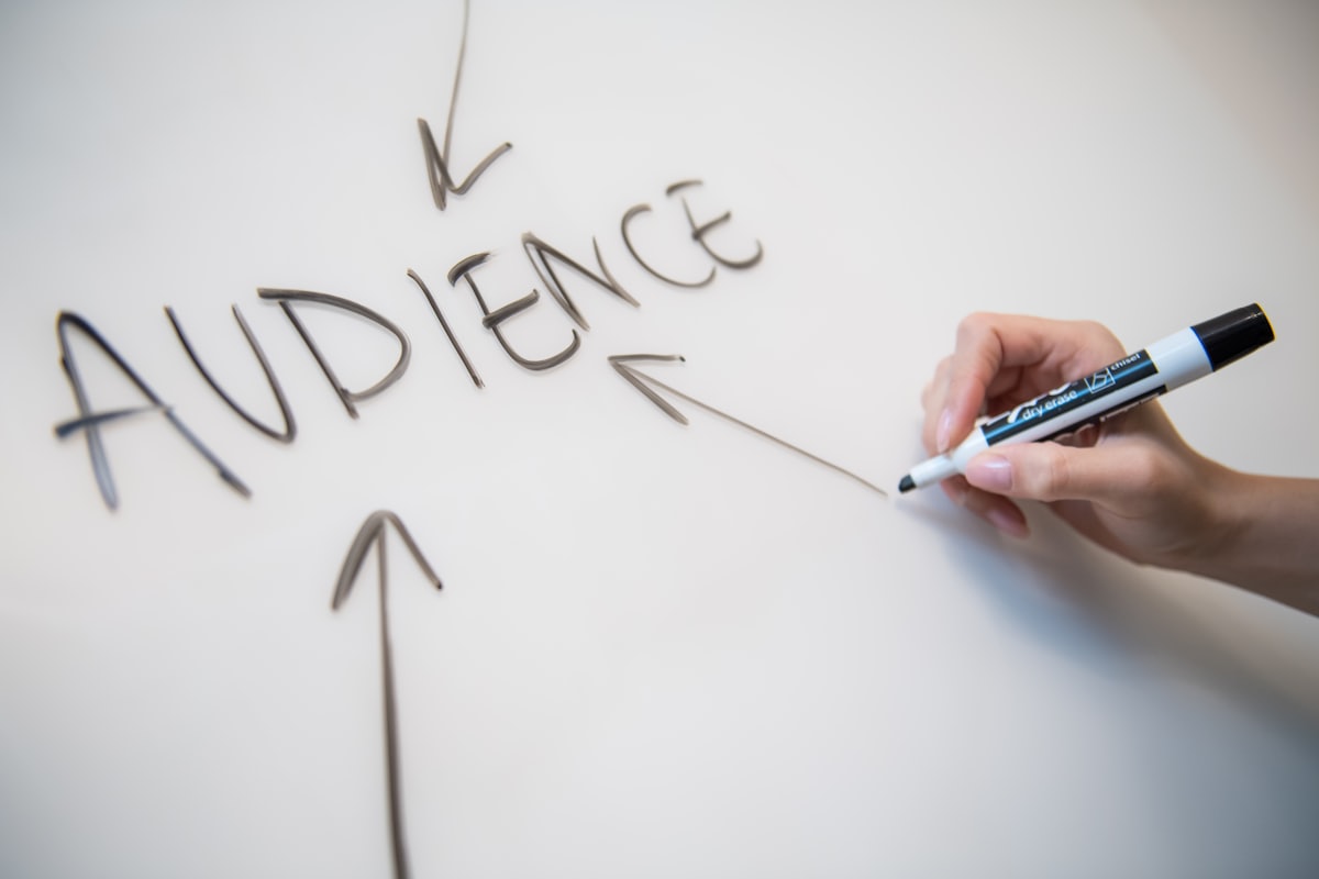 Diagrama en una pizarra que apunta a la audiencia, clave en la transcreación de marketing