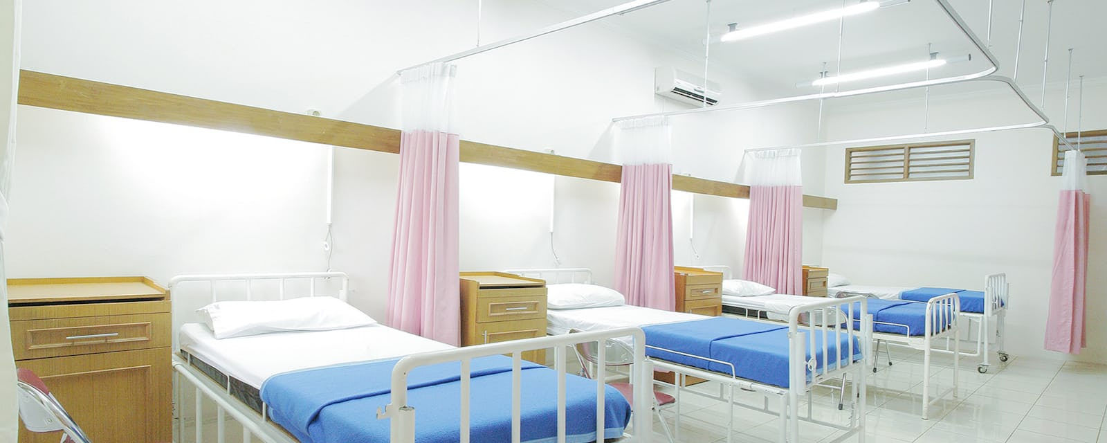 Hospital ward where professional interpreter services ensure clear patient communication