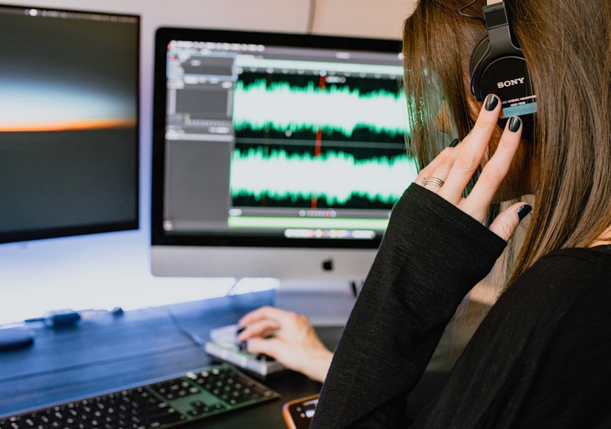 Editing an audio waveform, the core of transcription work