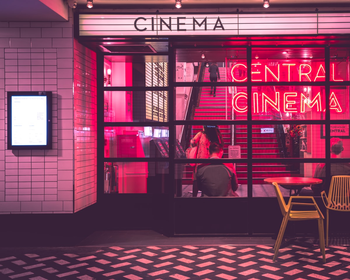 Serie reproduciéndose en una pantalla de televisión