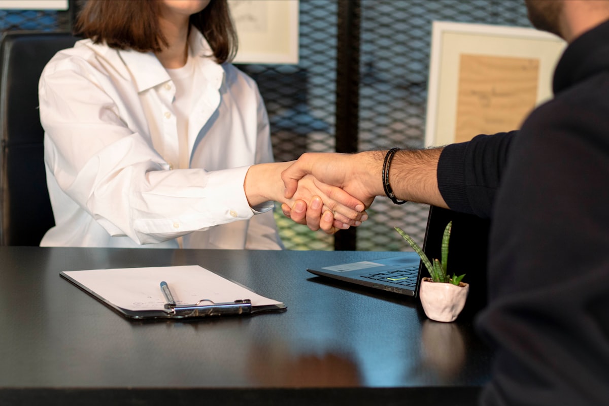 Cierre de acuerdo entre una empresa española y un socio de habla inglesa