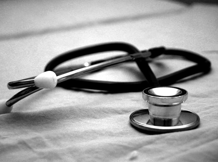 Fonendoscopio sobre la mesa de una consulta médica