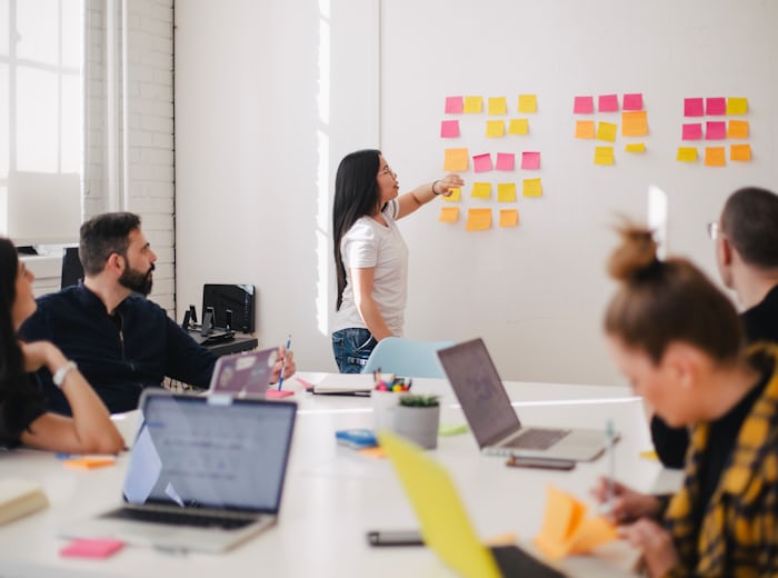 Equipo de proyecto preparando un encargo de interpretación
